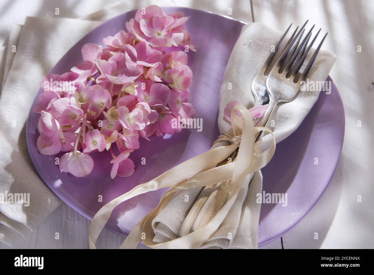 Verwendung der Hortensienblume für die Vorbereitung des Tisches Stockfoto