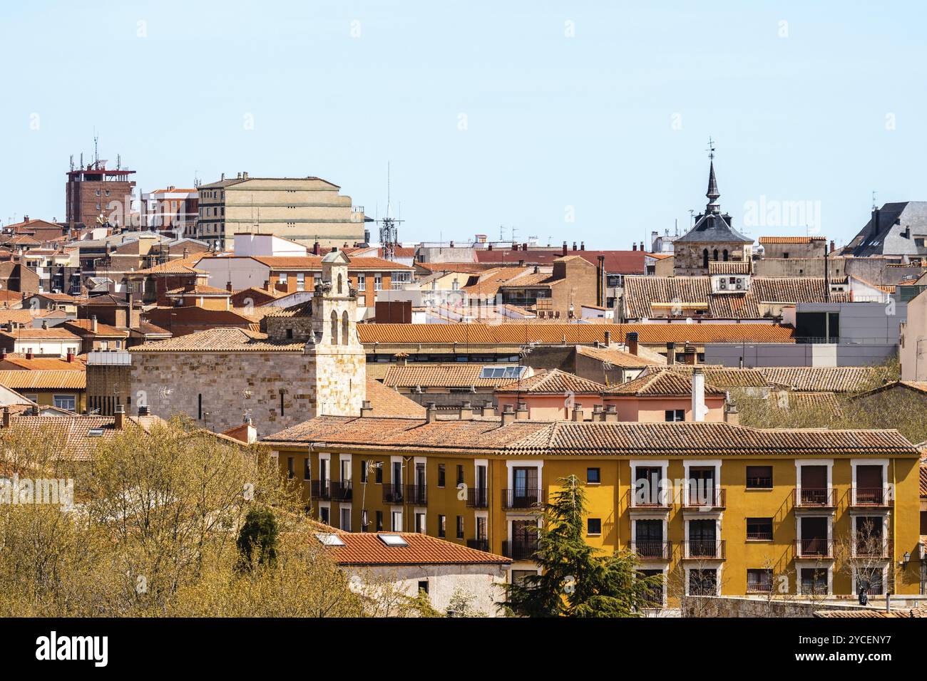 Panoramablick auf die kleine kastilische Stadt Zamora Stockfoto
