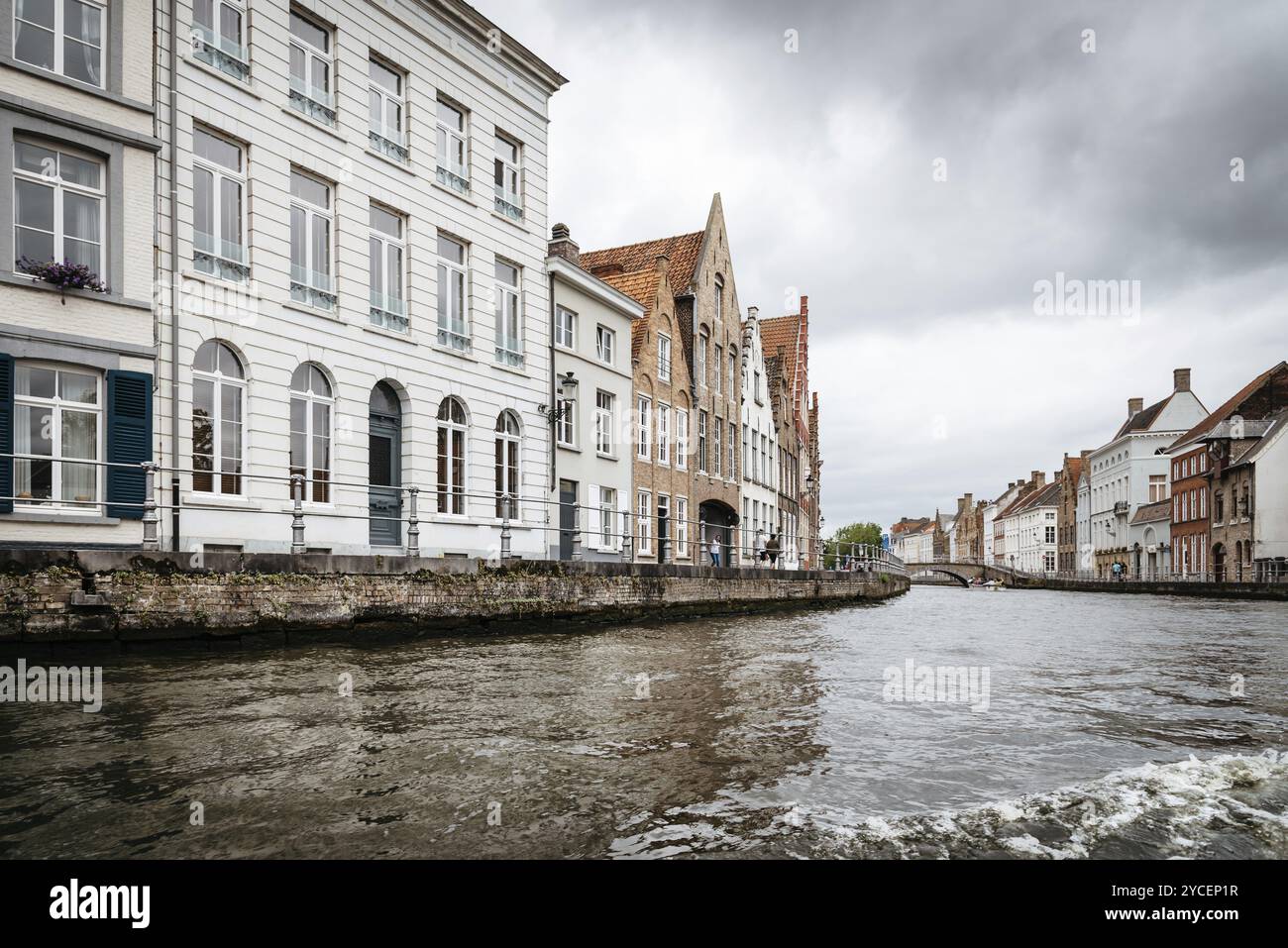 Brügge, Belgien, 29. Juli 2016: Kanalszene in der Stadt Brügge. Das historische Stadtzentrum gehört zum UNESCO-Weltkulturerbe. Es ist bekannt für seine pi Stockfoto