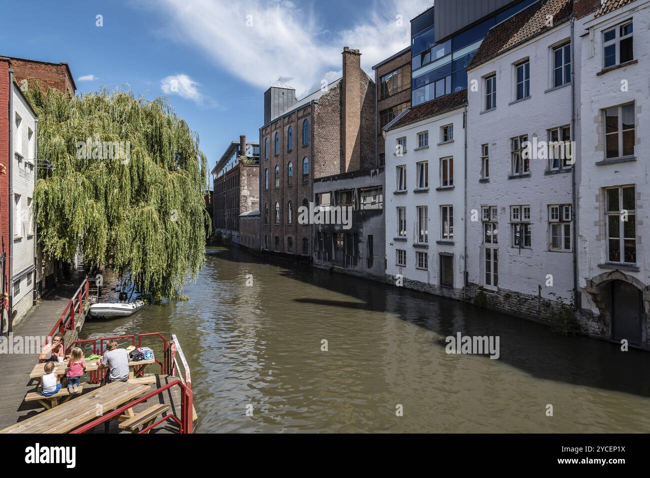 Gent, Belgien, 31. Juli 2016: Kanal im historischen Zentrum von Gent mit malerischen Altbauten, Europa Stockfoto