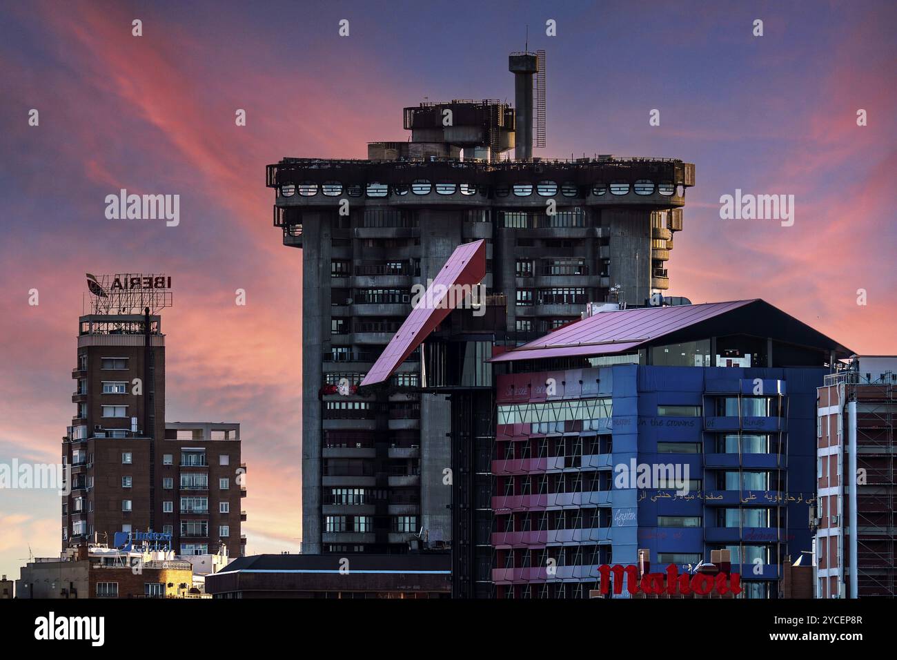 Madrid, Spanien, 22. Mai 2024: Malerischer Sonnenuntergang in der Stadt Madrid. Torres Blancas in Avenida de America. Skyline von Madrid in der Abenddämmerung, Europa Stockfoto