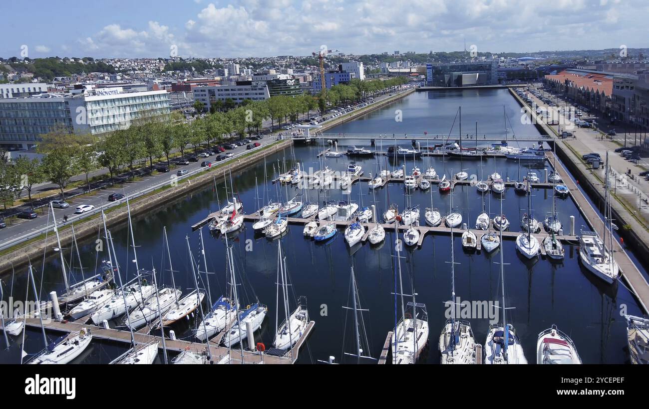 Drohnenblick auf Bassin Vauban und Docks Vaubanat rechts, Fußgängerbrücke im Zentrum und Allee mit Bäumen und weißen Yachten auf Parkplätzen in L Stockfoto