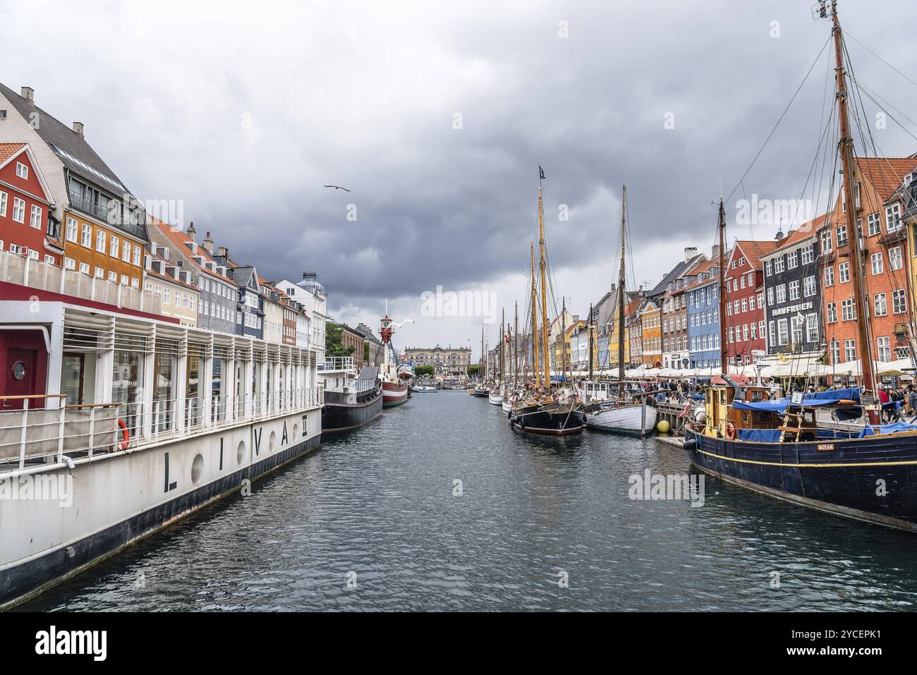 Kopenhagen, Dänemark, 11. August 2016: Nyhavn ein bewölkter Tag. itâ ist ein Hafen-, Kanal- und Unterhaltungsviertel aus dem 17. Jahrhundert in Kopenhagen, gesäumt von Co Stockfoto