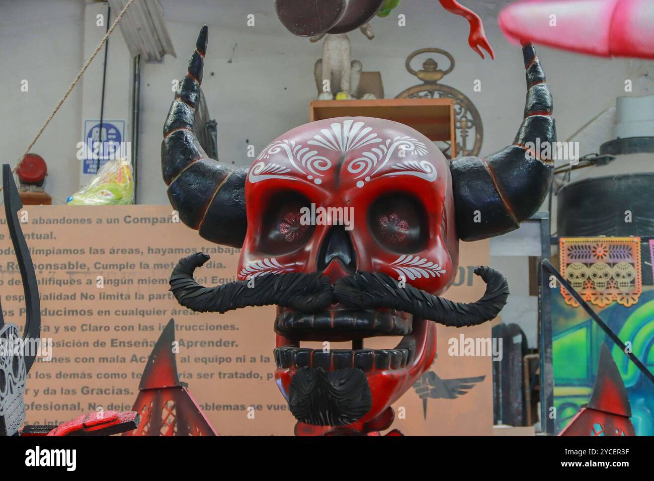 El Volador Manufacturing Skulls for Day of Dead Parade Ein Glasfaser- und Harzstück für allegorische Wagen, das im Rahmen der Mega Day of the Dead Parade verwendet wird, ist eine der Werkstätten, die für die Herstellung der Wagen, Kostüme und der monumentalen Ajolote-Puppe zuständig sind, die die nächste Dia de Muertos-Parade in Mexiko-Stadt leiten wird. Am 22. Oktober 2024 in Mexiko-Stadt. Mexico City CDMX Mexico Copyright: XCarlosxSantiagox Stockfoto