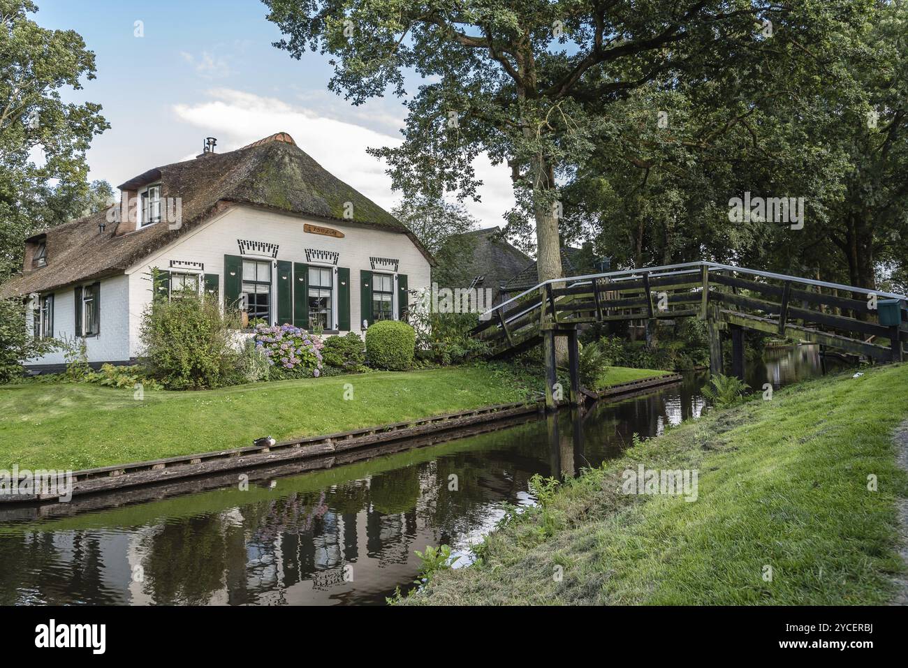 Giethoorn, Niederlande, 5. August 2016: Das Dorf Giethoorn ist einzigartig in den Niederlanden wegen seiner Brücken, Wasserstraßen und typischen Boote calle p Stockfoto