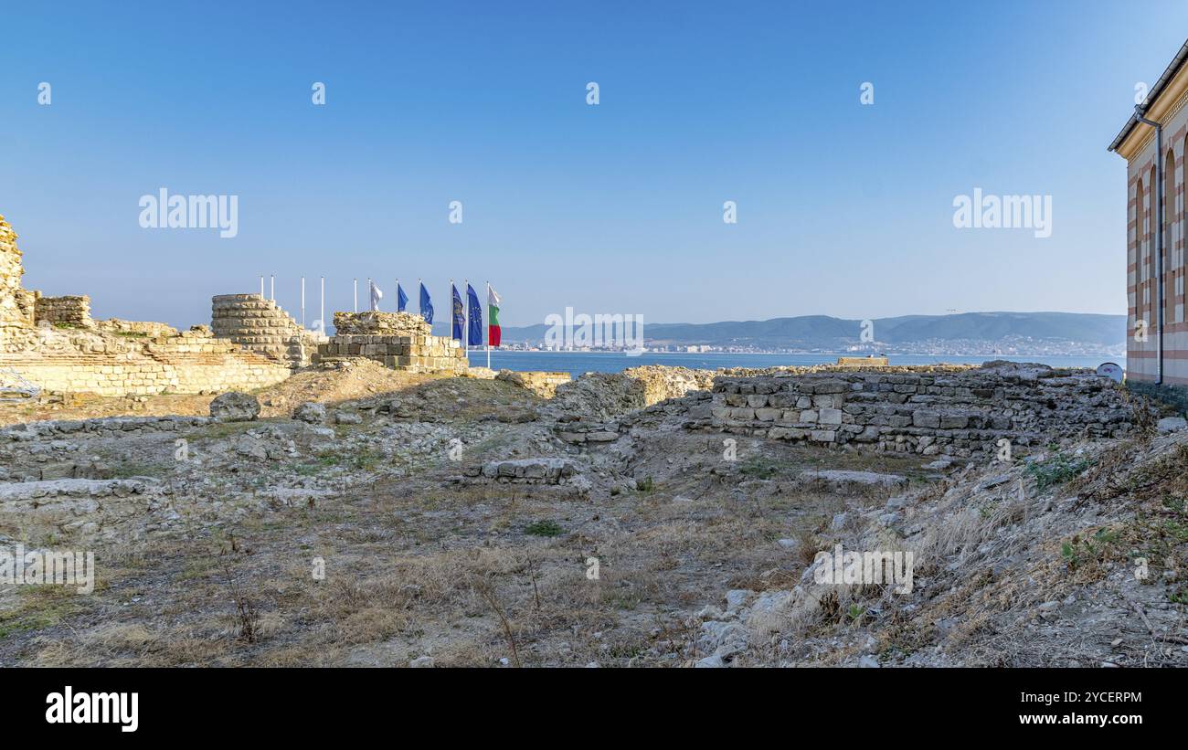 Alte Ruinen am Eingang der alten Stadt Nessebar, eine der wichtigsten Badeorte an der bulgarischen Schwarzmeerküste. Nessebar, nesebr ist ein UN Stockfoto