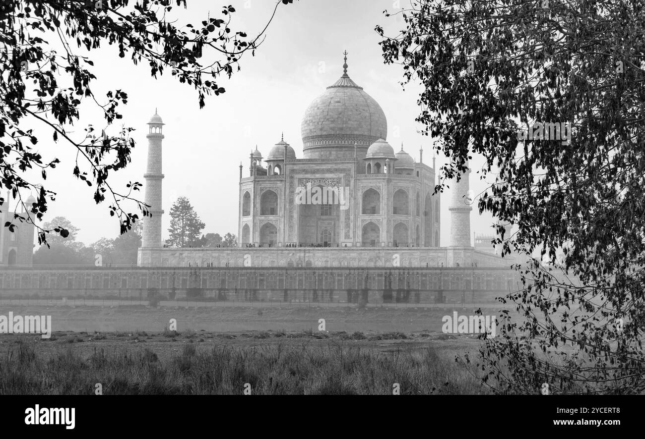Fantastisches Taj Mahal in Agra - architektonisches Wahrzeichen Indiens! Blacl und weiß Stockfoto