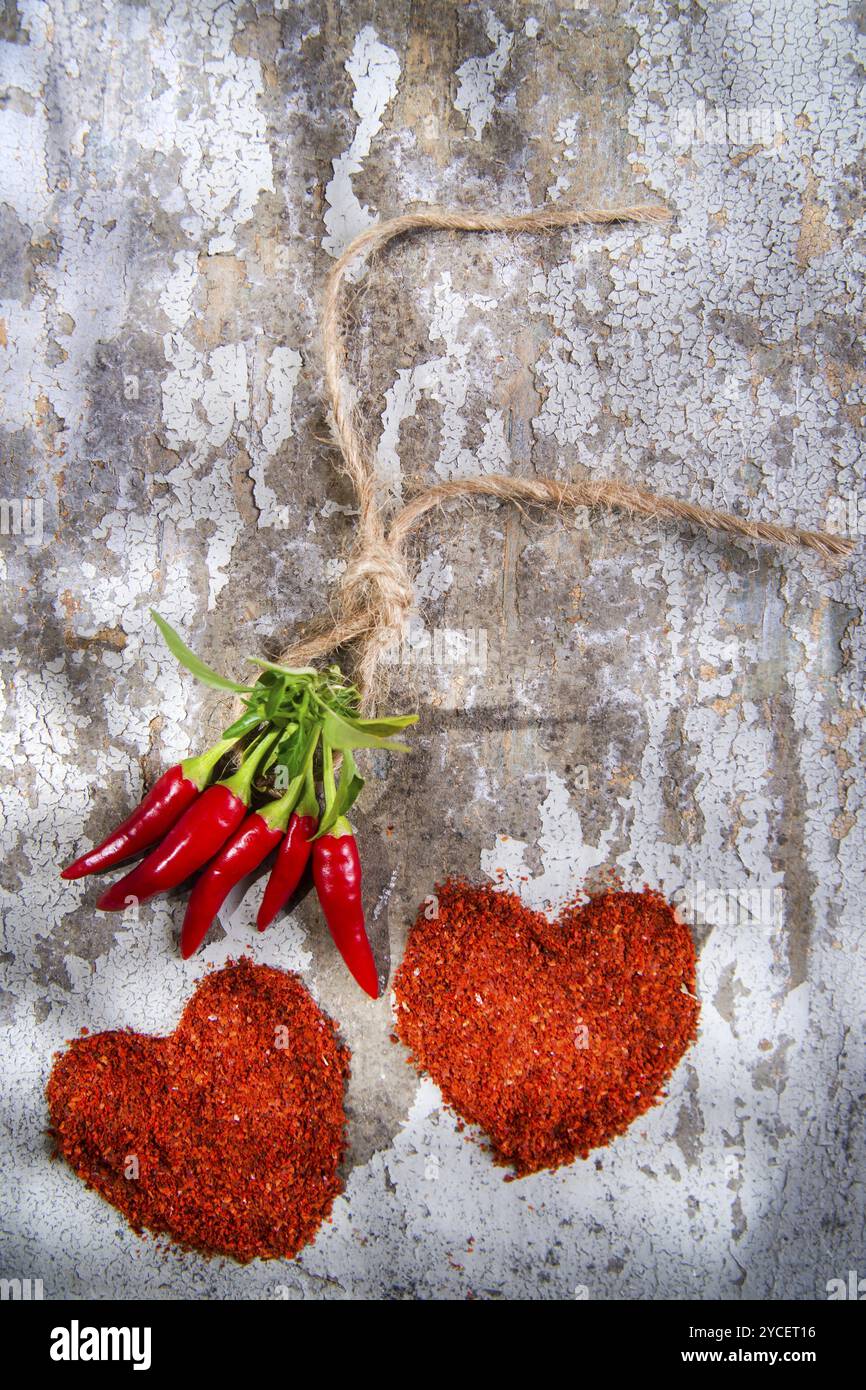 Präsentation von zwei Herzen aus Chili Pulver Stockfoto