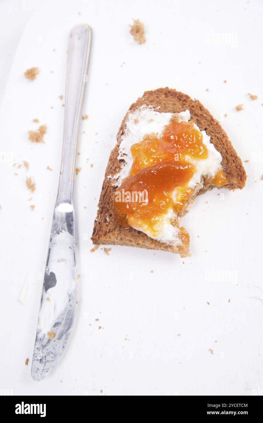 Italienisches Frühstück mit Vollkornbrot, Butter und Marmelade Stockfoto