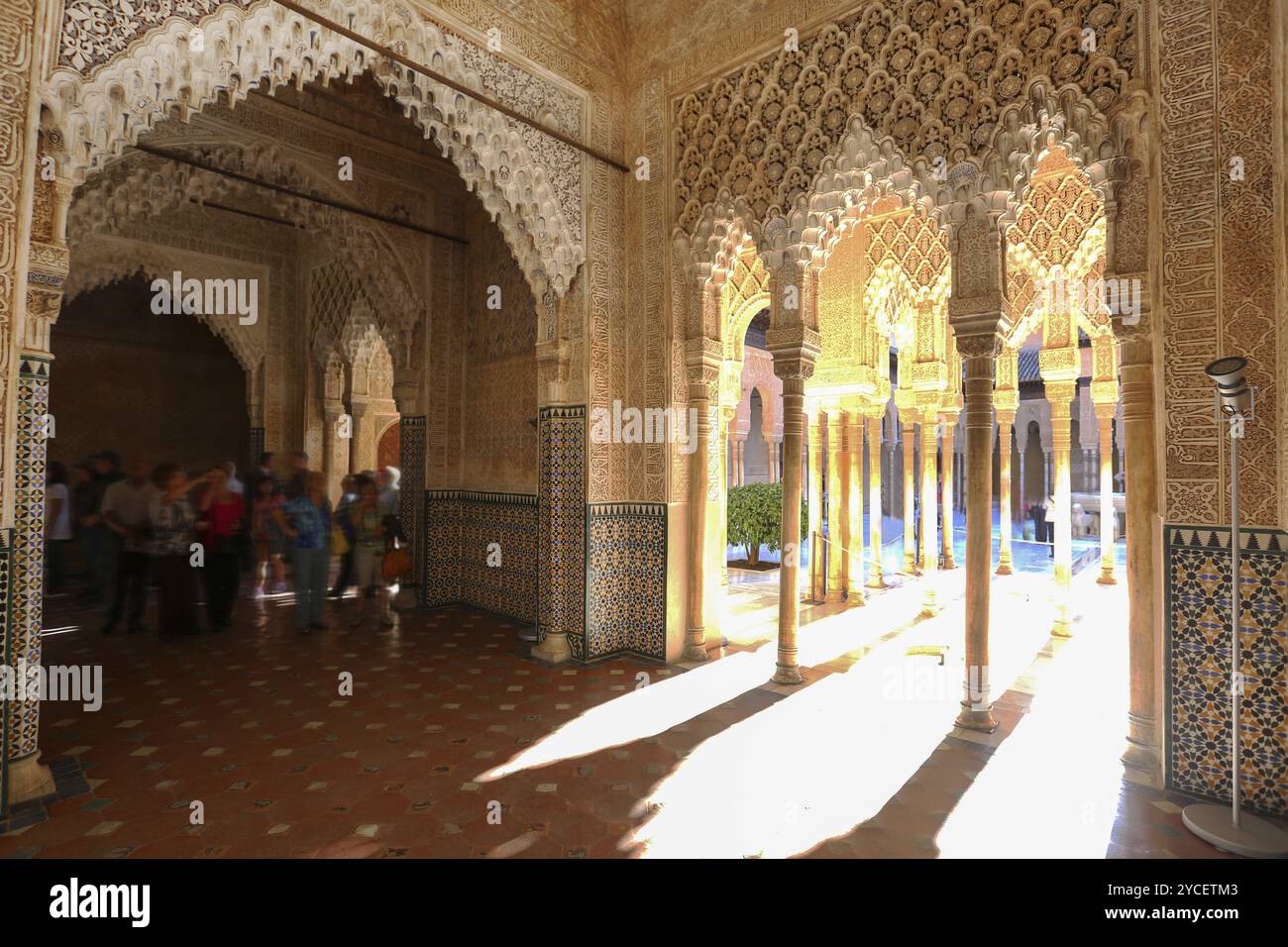 Palast der Löwen mit idyllischen Fliesen, Stein- und Holzschnitzereien, komplizierten Blumenornamenten und arabischer Schrift bilden eine prächtige Dekoration des Bogens Stockfoto Palast der Löwen mit idyllischen Fliesen, Stein- und Holzschnitzereien, komplizierten Blumenornamenten und arabischer Schrift bilden eine prächtige Dekoration des Bogens Stockfoto