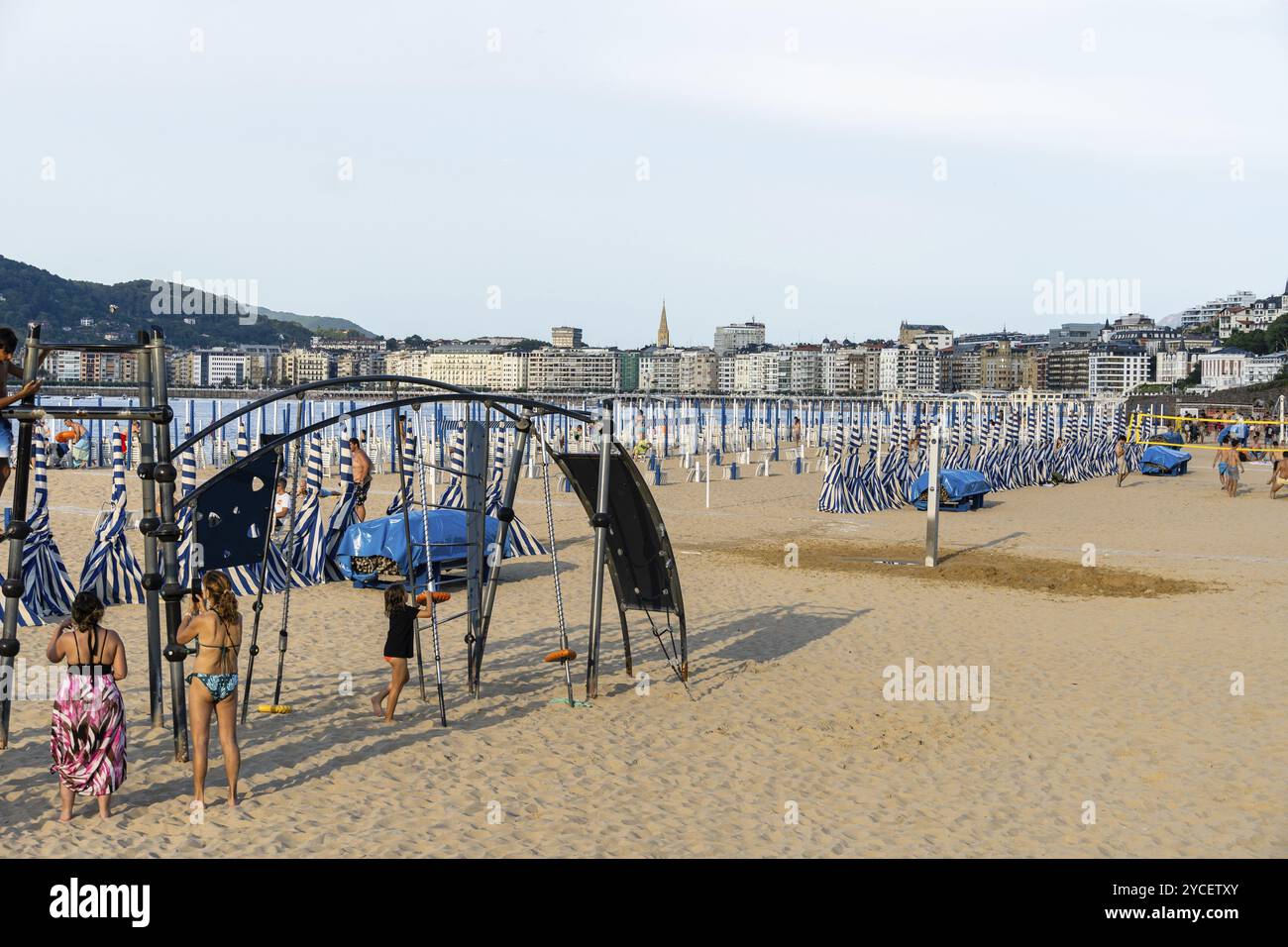 San Sebastian, Spanien, 7. Juli 2023: Sonnenschirme am Strand von Ondarreta in der Bucht von La Concha, Europa Stockfoto