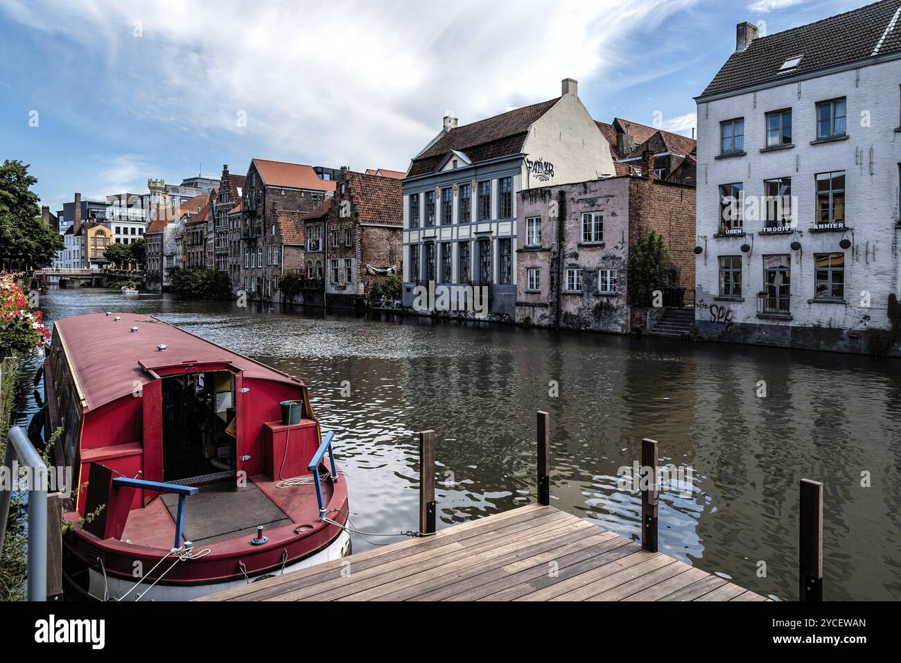 Gent, Belgien, 31. Juli 2016: Kanal im historischen Zentrum von Gent mit malerischen alten Gebäuden und rotem Boot im Vordergrund, Europa Stockfoto