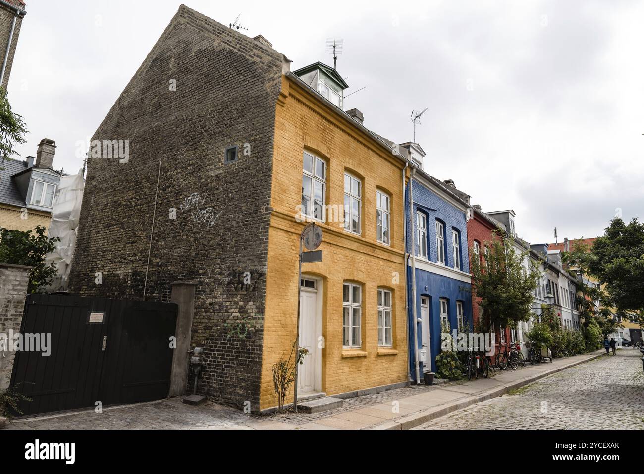 Kopenhagen, Dänemark, 12. August 2016. Malerische alte Backsteinhäuser im historischen Stadtzentrum von Kopenhagen ein bewölkter Sommertag, Europa Stockfoto