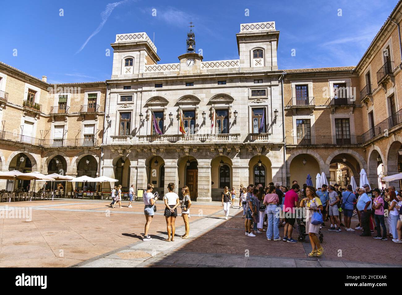 Avila, Spanien, 11. September 2022: Menschen auf der Plaza of Mercado Chico in der Altstadt, Europa Stockfoto