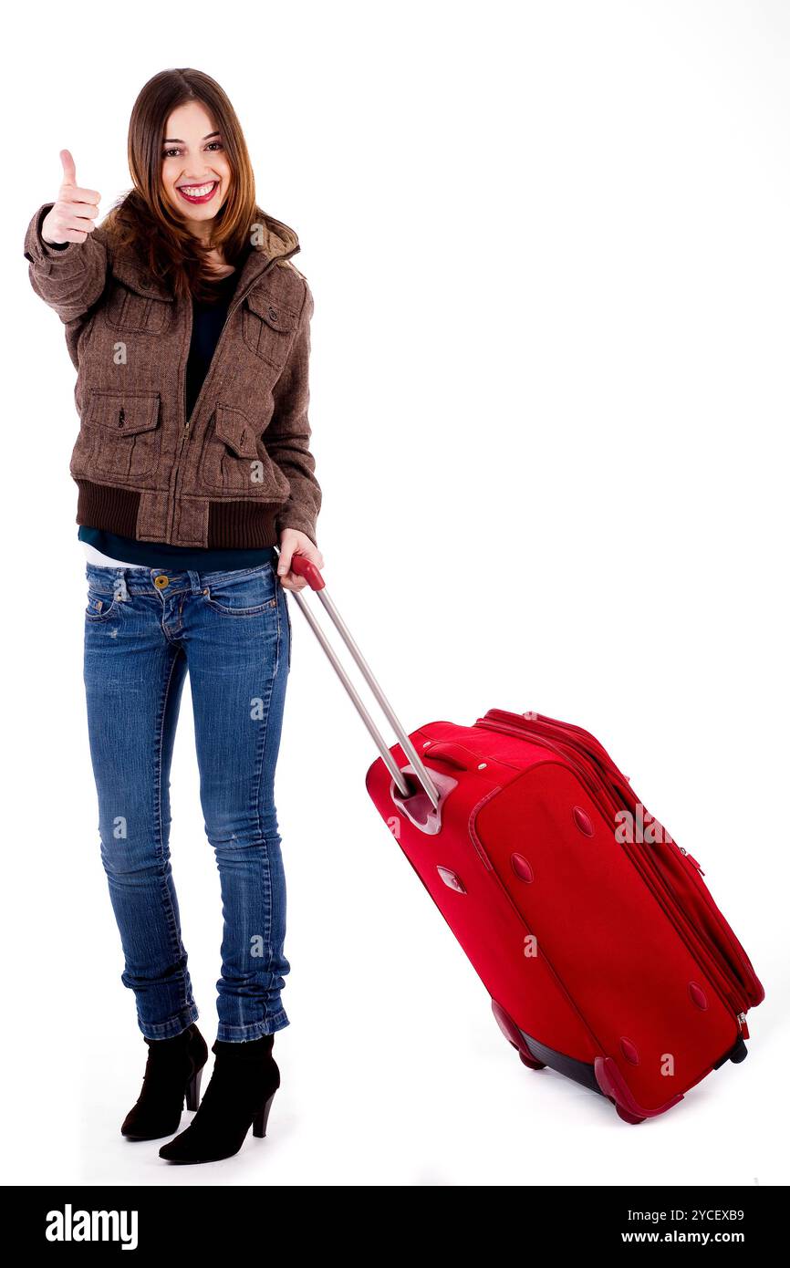 Junge Reisende, die Daumen nach oben auf weißem Hintergrund zeigt Stockfoto