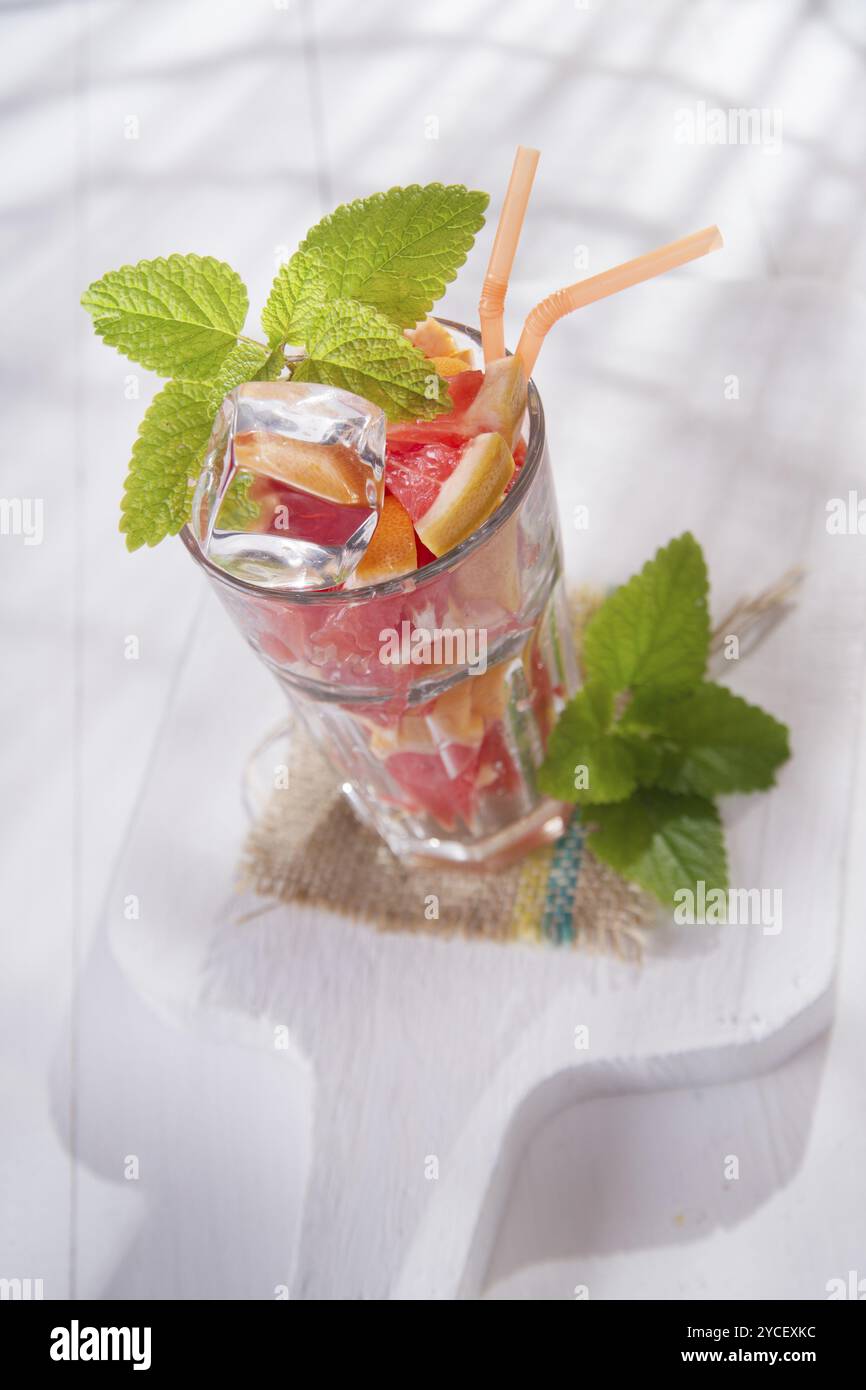 Fruchtgetränk mit roter Grapefruit und Minze Stockfoto