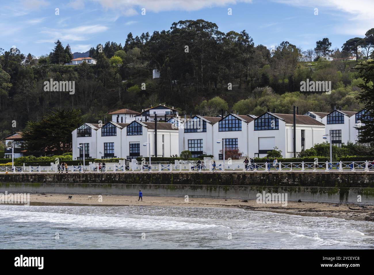 Ribadesella, Spanien, 27. März 2024: Panorama von Ribadesella. Blick auf die touristische Stadt und den Strand von Ribadesella in Asturien, Europa Stockfoto