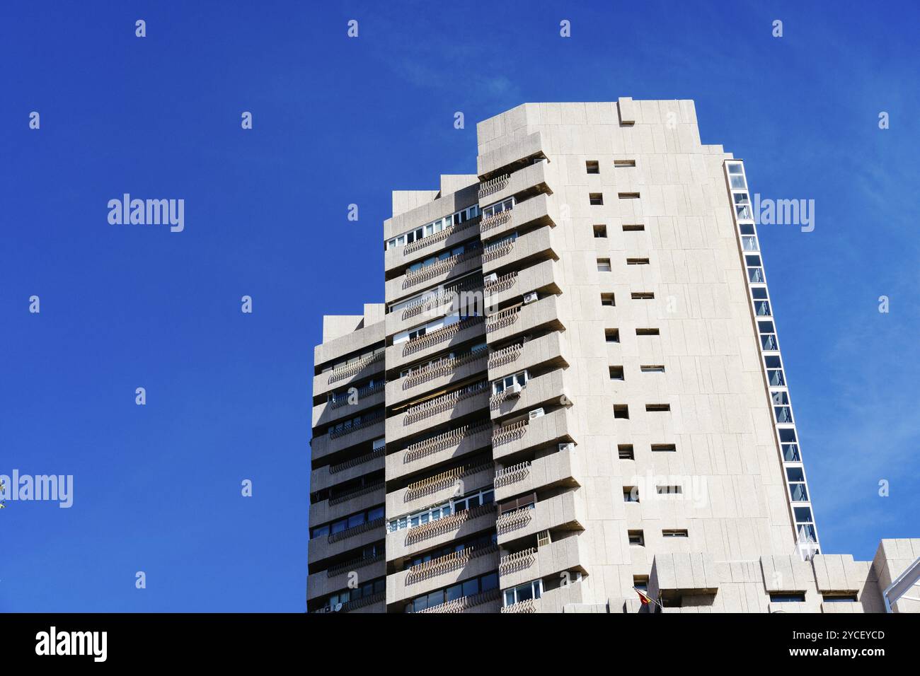 Madrid, Spanien, 26. September 2021: Blick auf das Wohnhochhaus Torre de Valencia vor dem Retiro Park. Wohngebäude mit Betonfassade Stockfoto