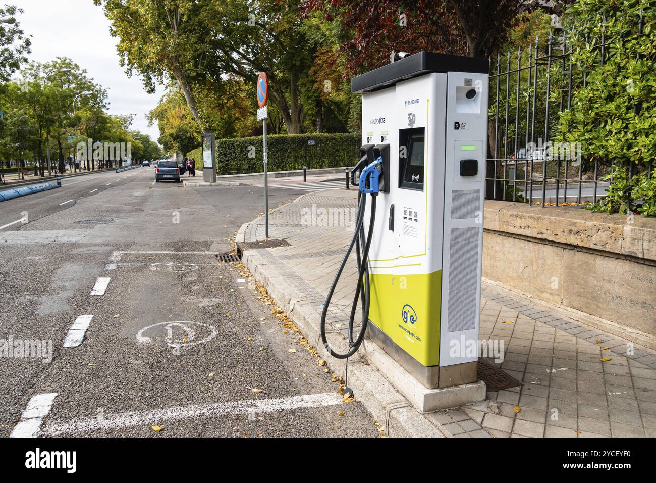 Madrid, Spanien, 10. Oktober 2021: Ladestation für Elektrofahrzeuge. Ladestation für Elektrofahrzeuge zum Laden der EV-Batterie. Stecker für Fahrzeug mit Elektrik Stockfoto