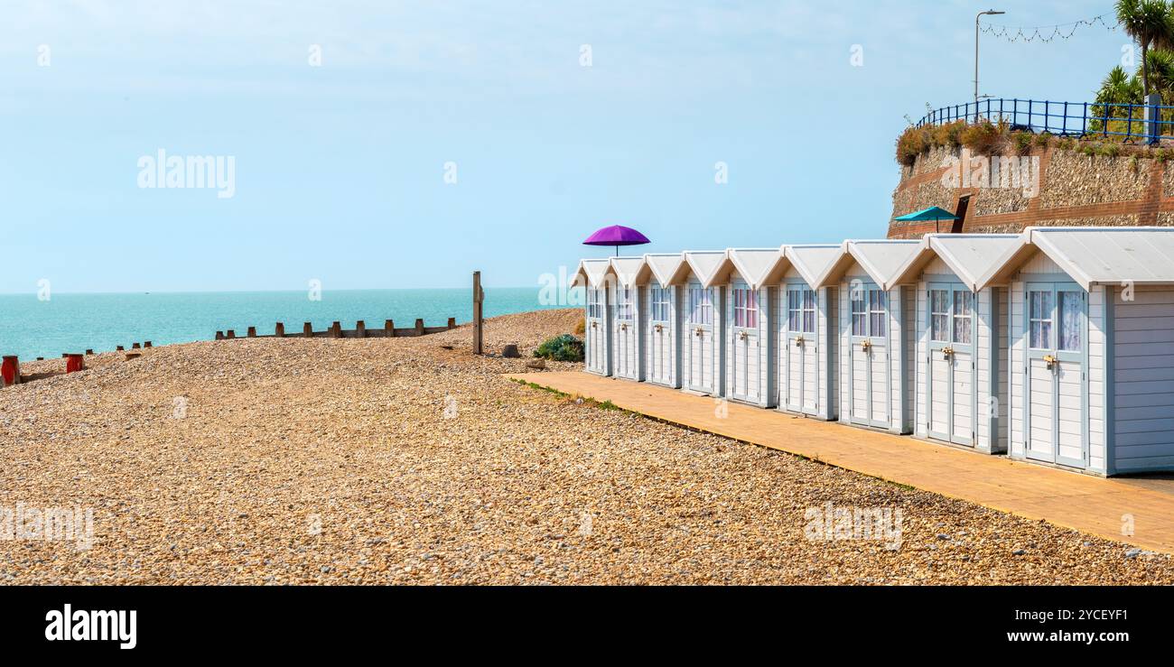 Panoramablick auf die Uferpromenade und die Strandhütten in Eastbourne. East Sussex, England Stockfoto