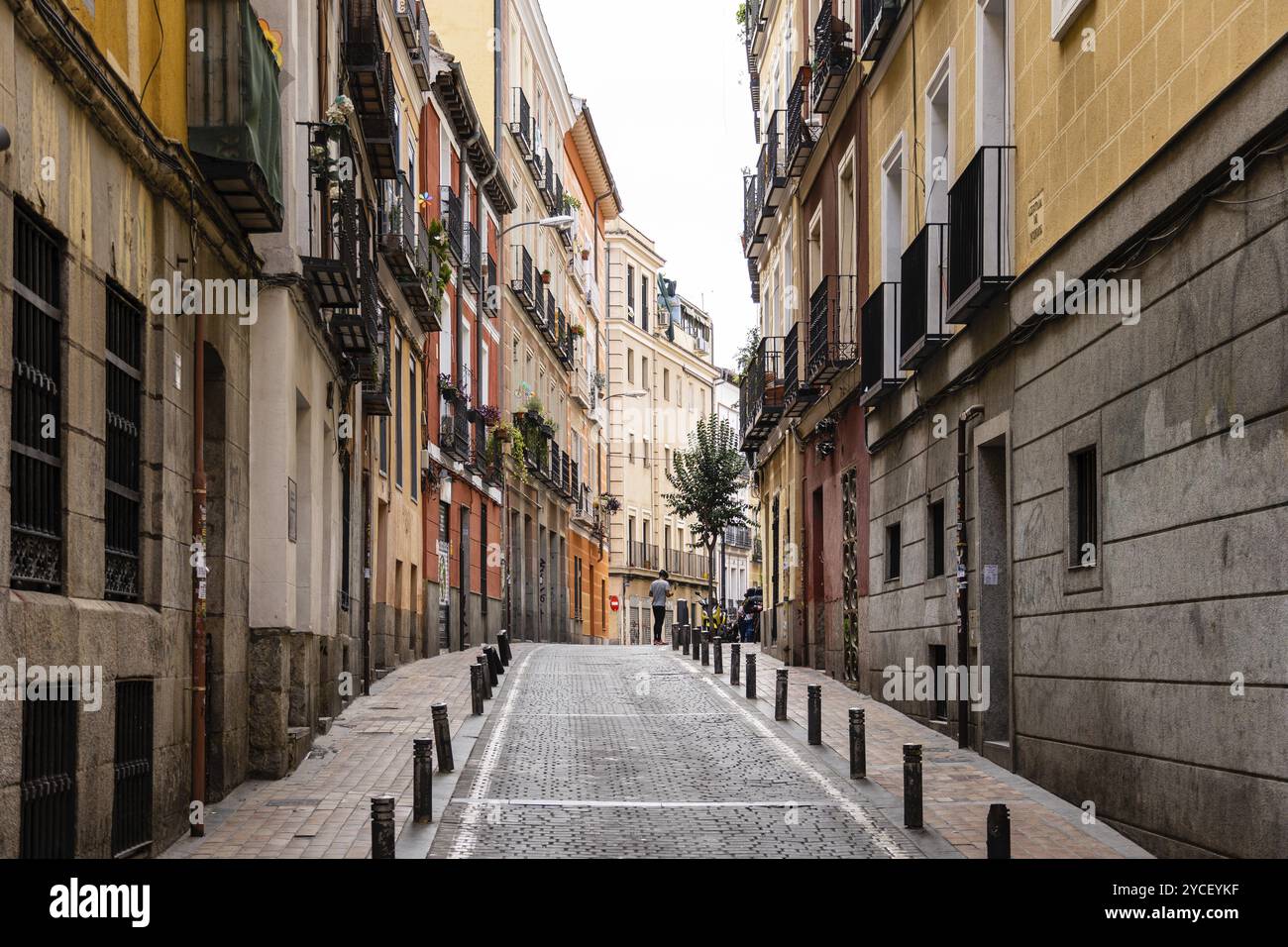 Madrid, Spanien, 10. Oktober 2021: Malerischer Blick auf das Malasana-Viertel im Zentrum von Madrid. Es ist bekannt als ein trendiges Viertel der Stadt, Europa Stockfoto