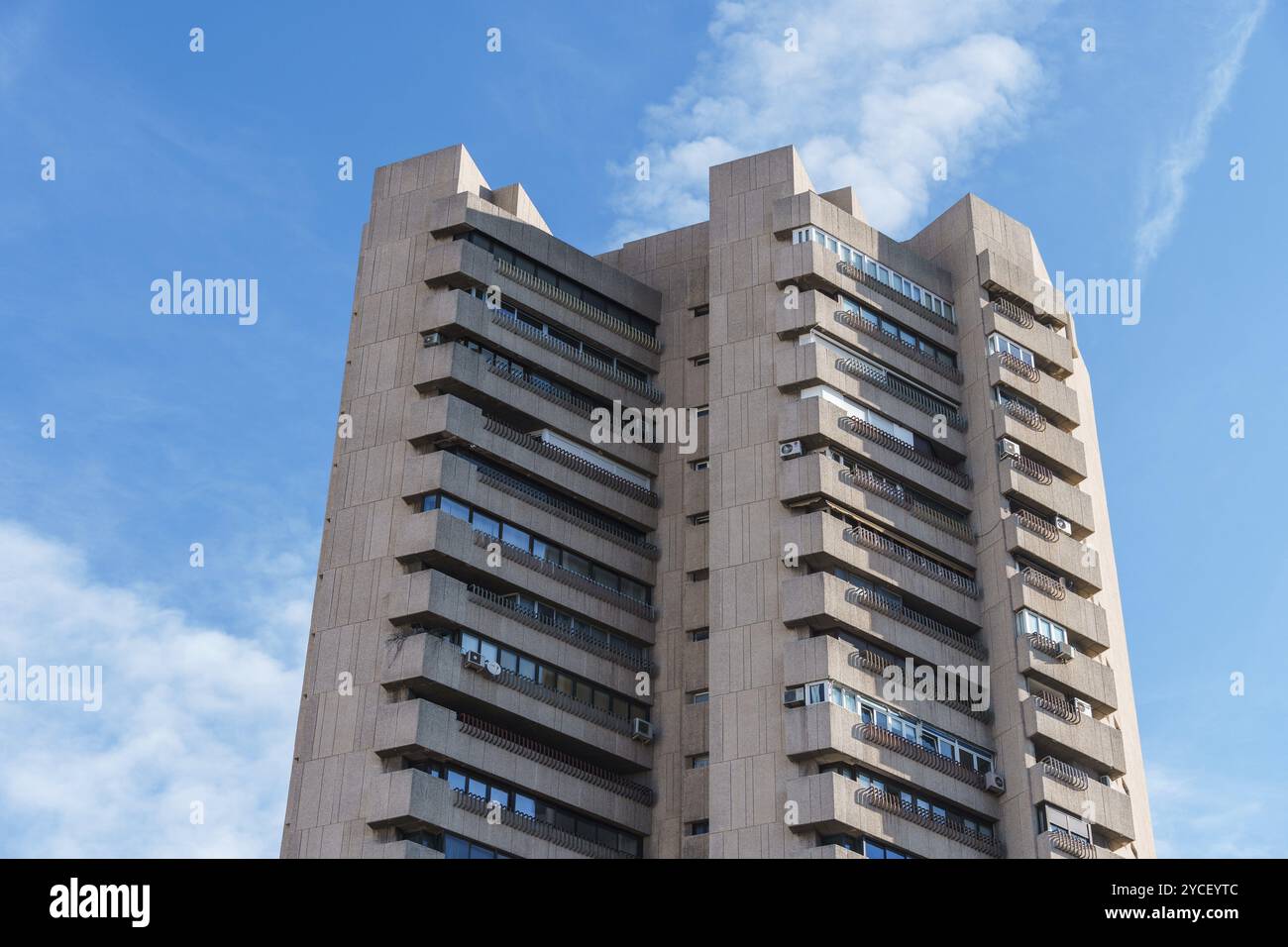 Madrid, Spanien, 28. Januar 2024: Luxuriöser Wohnturm. Turm von Valencia in der Nähe des Retiro-Parks. Brutalistische Architektur von Javier Carvajal Architekt, EU Stockfoto