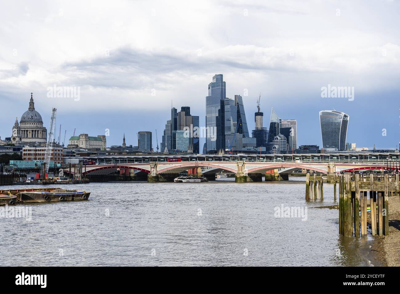 Panoramablick auf die Londoner Skyline von der Themse tagsüber Stockfoto