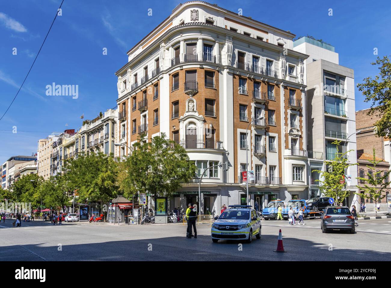 Madrid, Spanien, 26. September 2021: Polizeibeamte beobachten den Lauf eines Rennens in den Straßen einer Stadt. Madrid Maraton, Europa Stockfoto