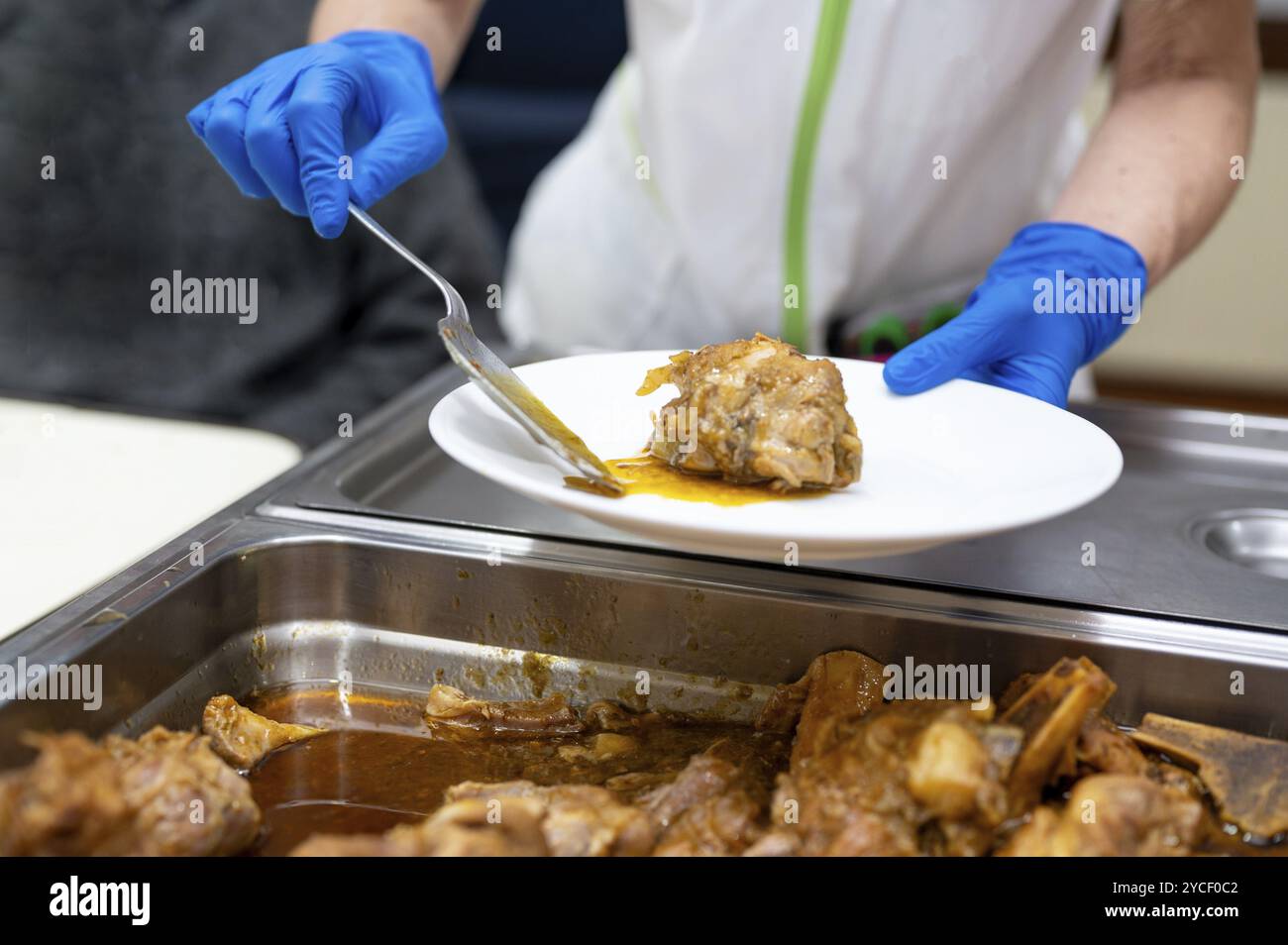 Nahaufnahme einer Krankenschwester, die Senioren im Pflegeheim Essen serviert. Grafik Stockfoto