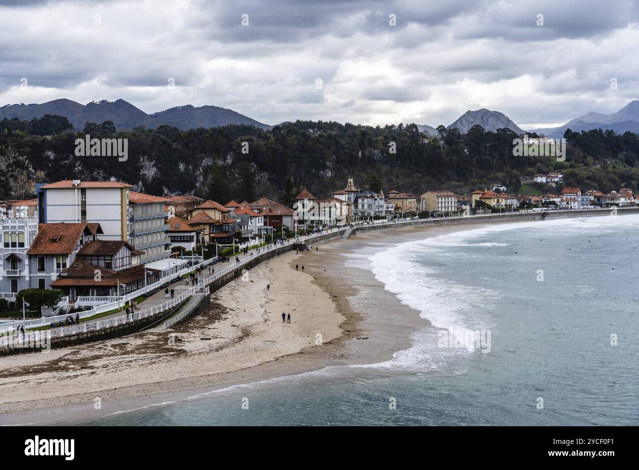 Ribadesella, Spanien, 27. März 2024: Panorama von Ribadesella. Blick auf die touristische Stadt und den Strand von Ribadesella in Asturien, Europa Stockfoto