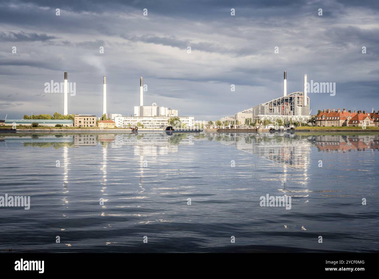 Blick auf die Skyline von Power Station in Kopenhagen bei Sonnenuntergang mit Reflexionen über das Meer Stockfoto