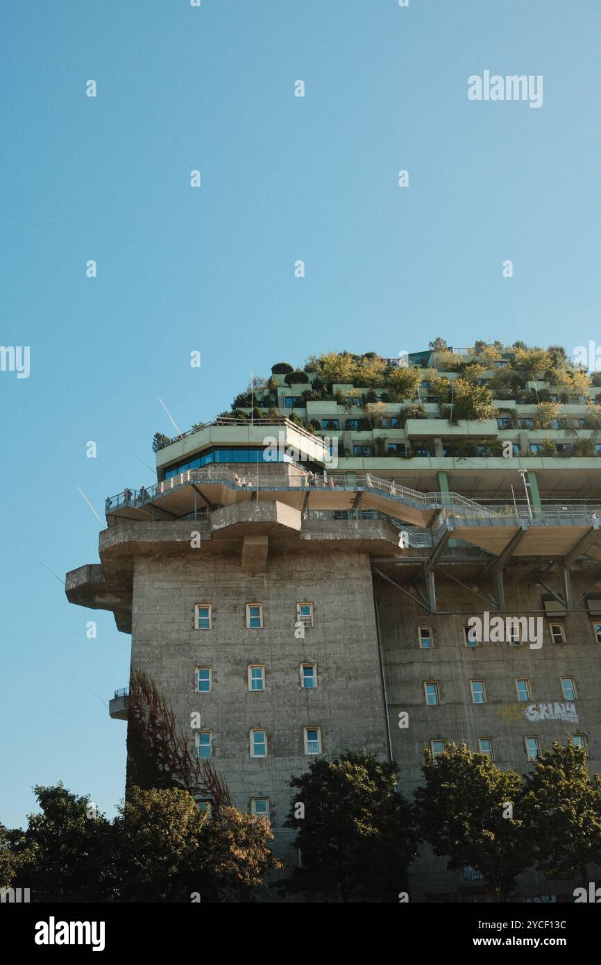 Historischer Bunker in Hamburg mit begrünter Dachterrasse. Der ehemalige Kriegsbunker wurde zum nachhaltigen Wohn- und Kulturprojekt umgestaltet. Stockfoto