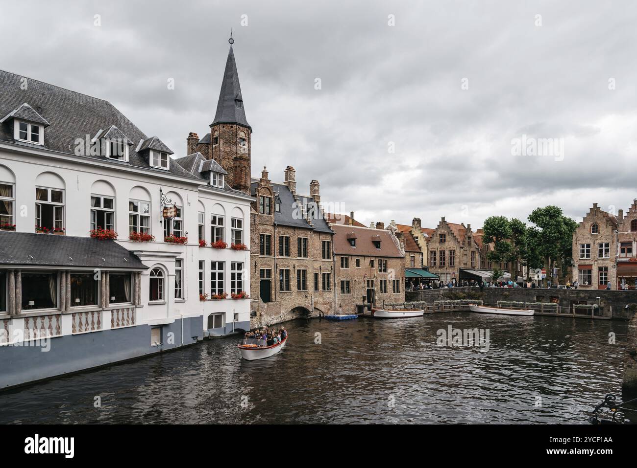 Brügge, Belgien, 29. Juli 2016: Kanalszene in der Stadt Brügge. Das historische Stadtzentrum gehört zum UNESCO-Weltkulturerbe. Es ist bekannt für seine pi Stockfoto