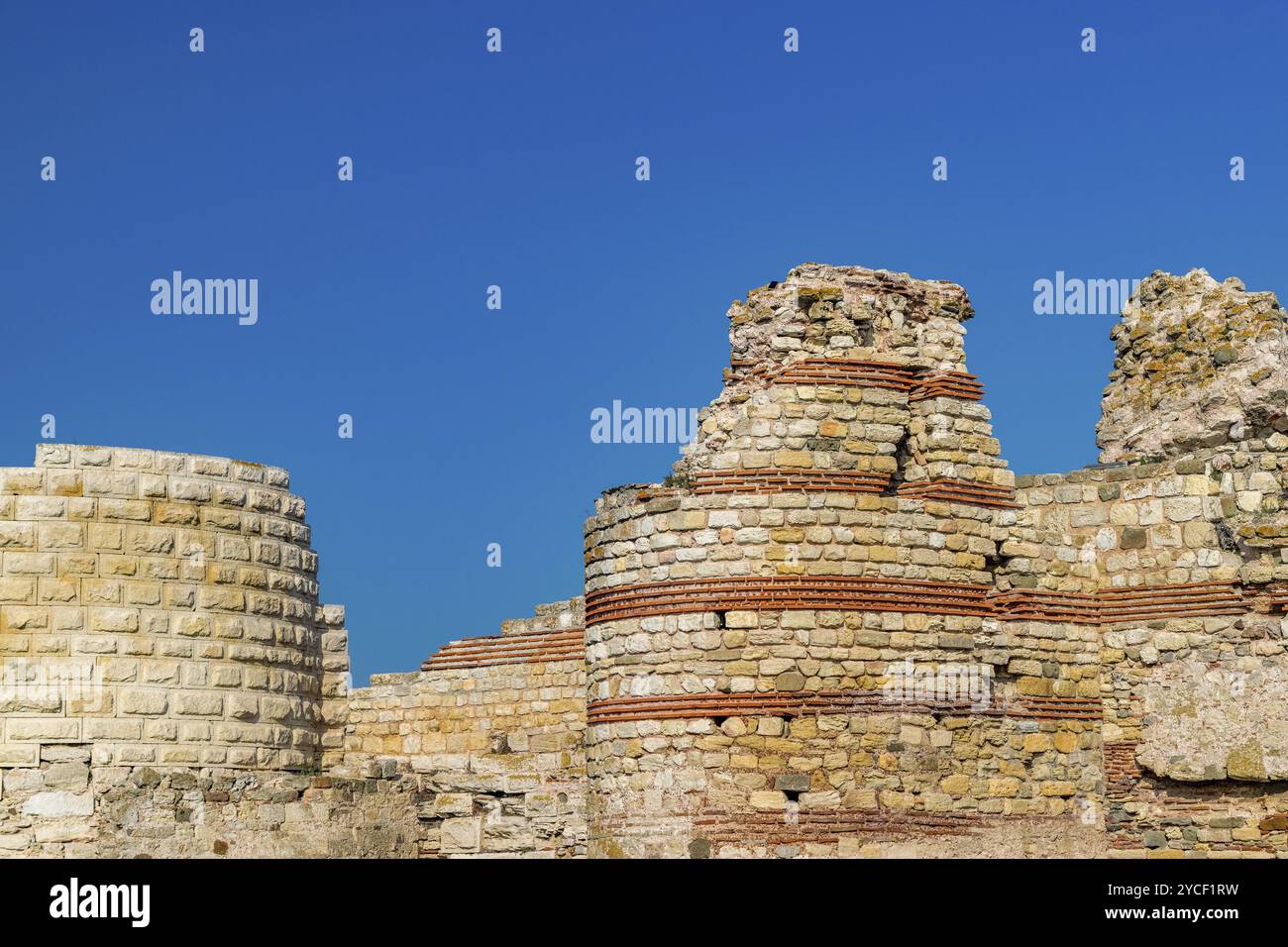 Alte Ruinen am Eingang der alten Stadt Nessebar, eine der wichtigsten Badeorte an der bulgarischen Schwarzmeerküste. Nessebar, nesebr ist ein UN Stockfoto