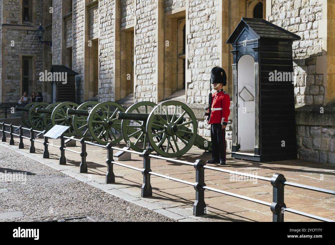 LONDON, UK, 21. AUGUST 2015: Queen's Guard and Guns, Tower of London. Die Queen's Guard ist ein Kontingent von Infanterie- und Kavallerie-Soldaten, die gegen wi angeklagt sind Stockfoto