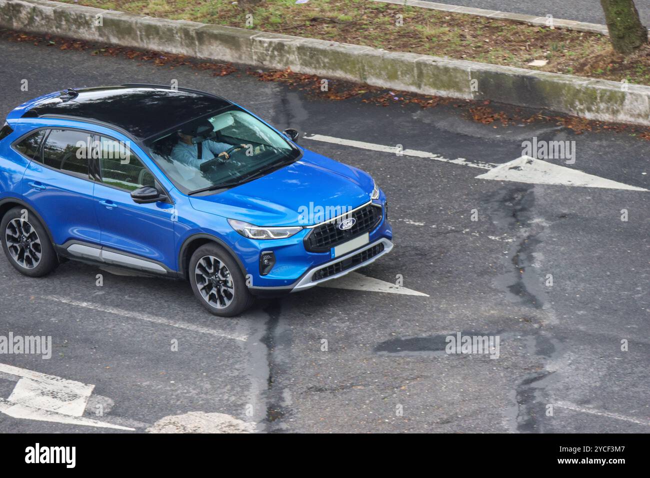 Der brandneue blaue ford kuga suv fährt in der Stadt auf der Straße Stockfoto