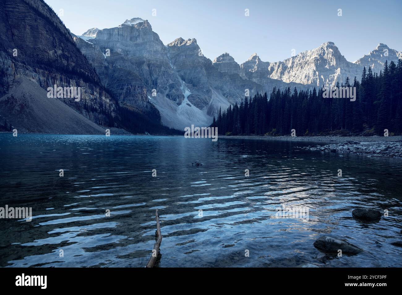 Moraine Lake am Morgen, Banff National Park, Alberta, Kanada Stockfoto