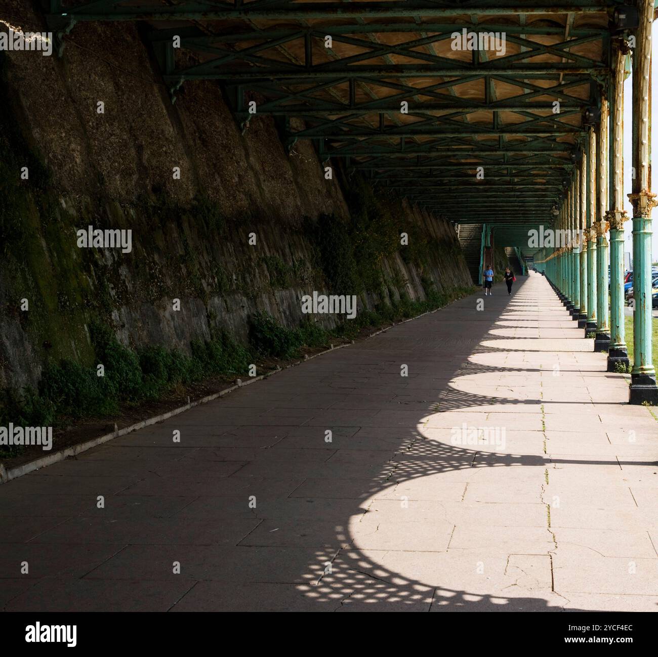 Die 865 Meter langen Bögen des Madeira Drive Brighton sind als Grades 2 gelistet Stockfoto