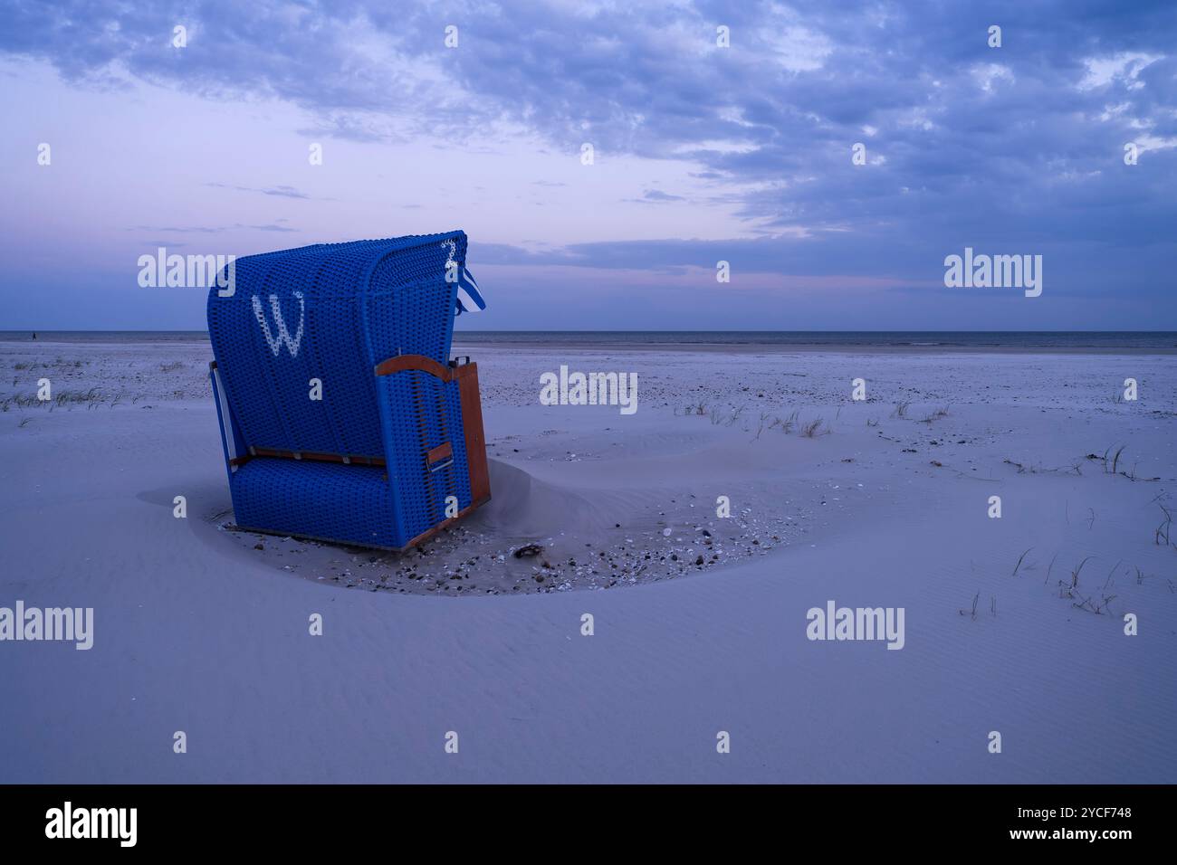 Abend am Strand, blaue Liege, bewölkte Stimmung, Amrum Island, Nationalpark Schleswig-Holsteinisches Wattenmeer, Deutschland, Schleswig-Holstein, Nordseeküste Stockfoto