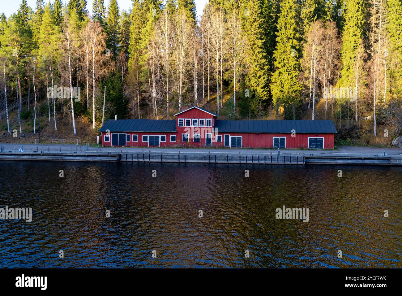 Altes Holzgebäude am Fluss in Kajaani Stockfoto