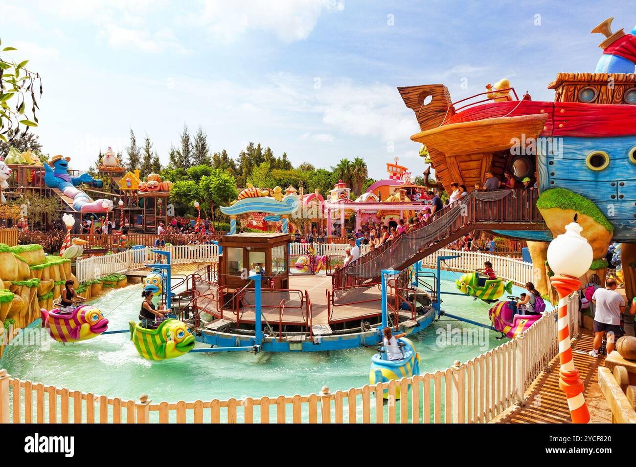 PORT AVENTURA, Spanien-SEPT, 06:Amusement in Spanien in der Nähe von Port Aventura Salou - Park. Eines der größten Parks in Europa. 6. September 2014 Veranstaltung im Hafen Stockfoto