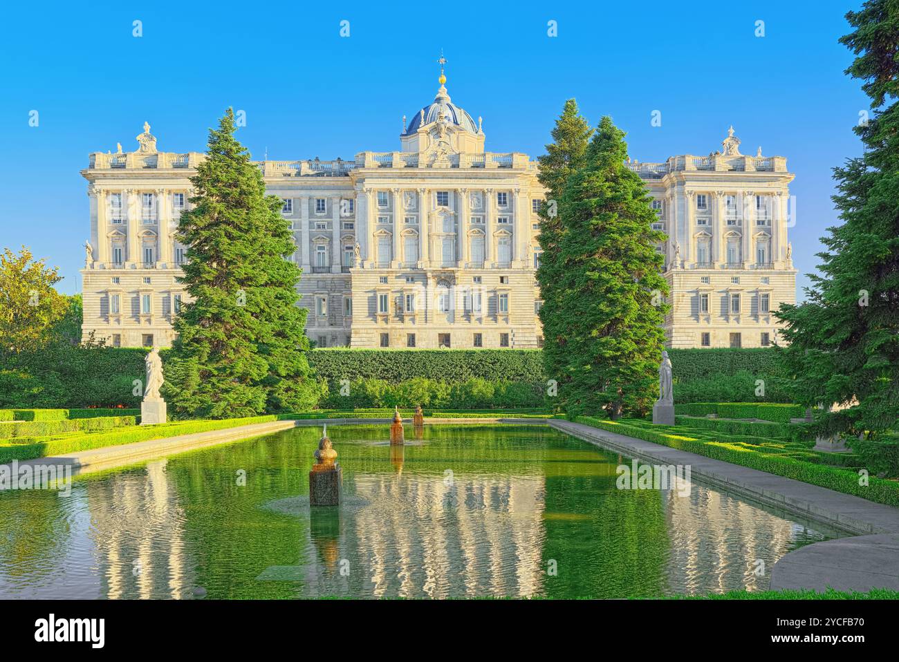 Madrid, Spanien - Juni 06, 2017: Sabatini Gärten (Jardines De Sabatini) und Gebäude der Royal Palace in Madrid, Spanien. Stockfoto