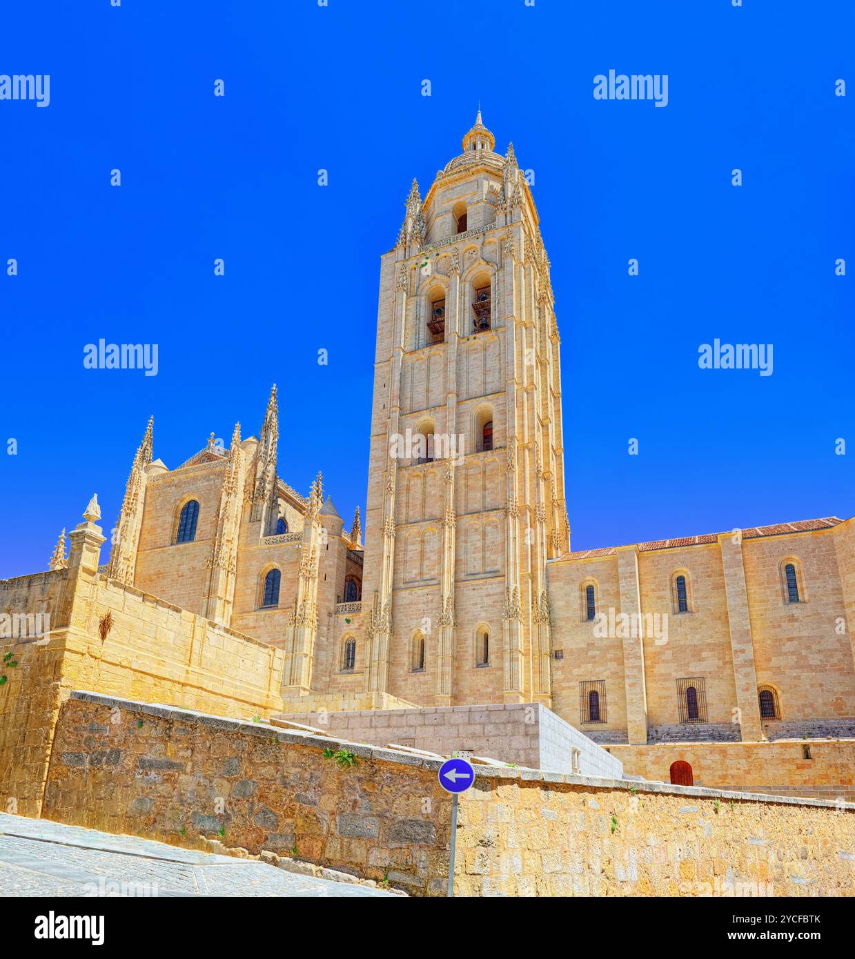 Landschaft der Kathedrale von Segovia. Altstadt von Segovia und die Wasserleitung wurden als Weltkulturerbe der UNESCO. Stockfoto