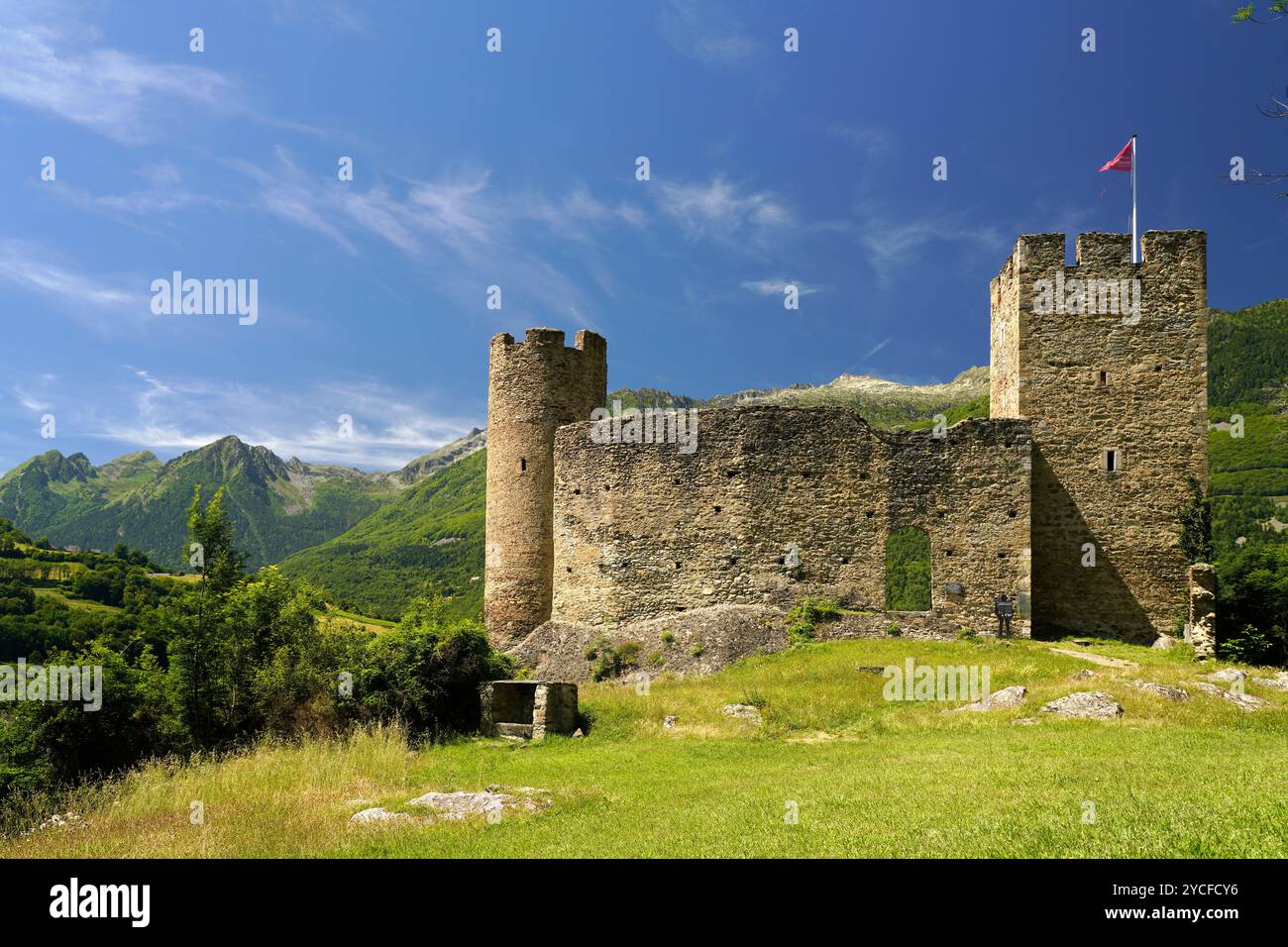 Die Ruinen der Burg Chäteau Sainte-Marie in Esterre und die Berglandschaft bei Luz-Saint-Sauveur, Pyrenäen, Frankreich, Europa Stockfoto