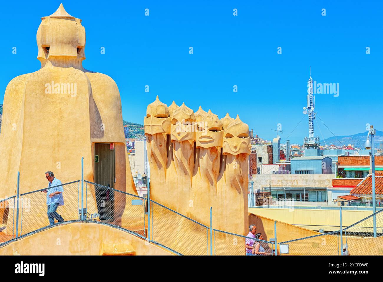 Barcelona, Spanien - 12. Juni 2017: Panorama des Zentrums von Barcelona, vom Dach der Casa Mila. Barcelona, die Hauptstadt der Autonomie Kataloniens. Spanien Stockfoto