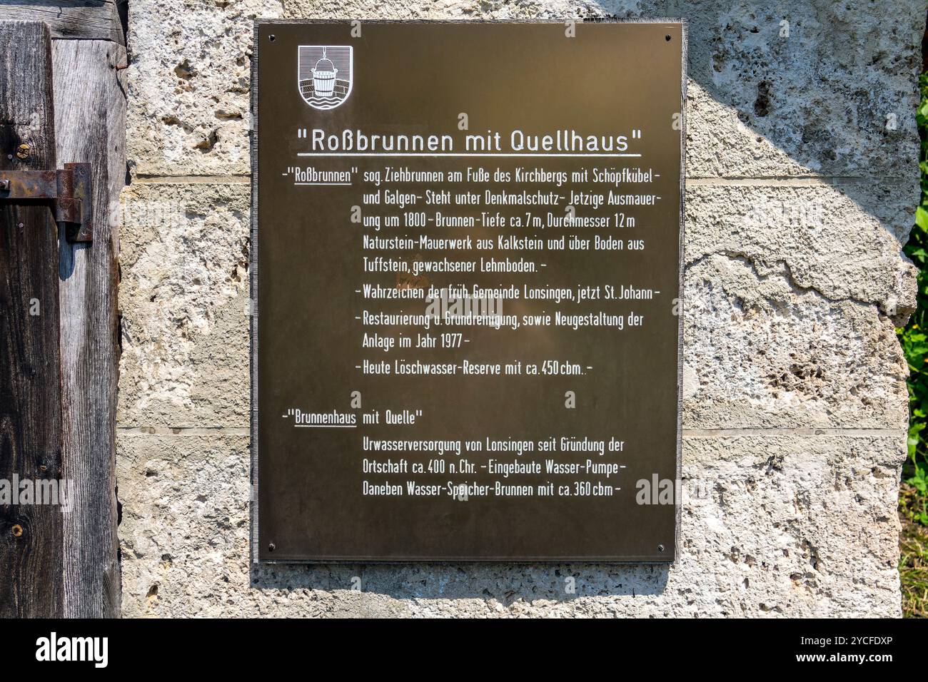 Deutschland, Baden-Württemberg, Informationstafel am Springhaus am Rossbrunnen in Lonsingen auf der Schwäbischen Alb, das Brunnenbecken, um 1800 aus Naturstein gebaut, ist ca. 7 m tief und hat einen Durchmesser von 12 m Stockfoto