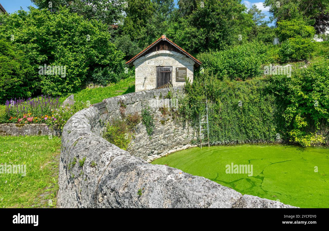 Deutschland, Baden-Württemberg, Quellhaus und Rossbrunnen in Lonsingen an der Schwäbischen Alb, das um 1800 aus Naturstein errichtete Brunnenbecken ist ca. 7 m tief und hat einen Durchmesser von 12 m Stockfoto