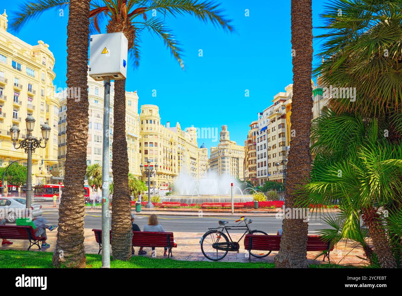 Valencia, Spanien - 13. Juni 2017: Brunnen auf moderne Plaza der Stadt Halle von Valencia, Rathausplatz (Modernisme Plaza der Stadt Halle von Val Stockfoto