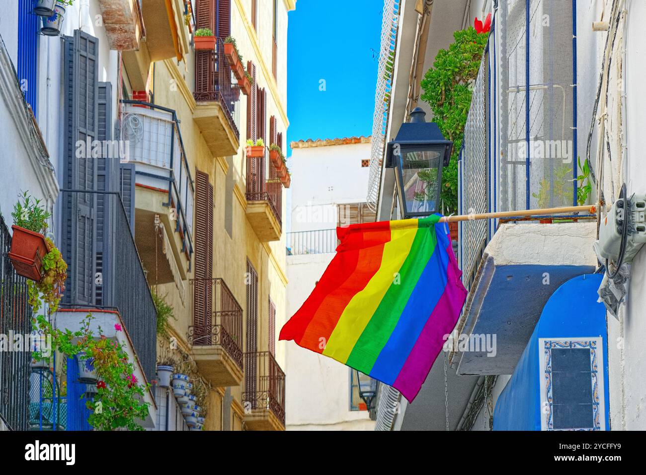 Blick auf die Stadt und gay Flags auf buildinds in einer kleinen Stadt in der Nähe von Barcelona - Sitges. Spanien. Stockfoto