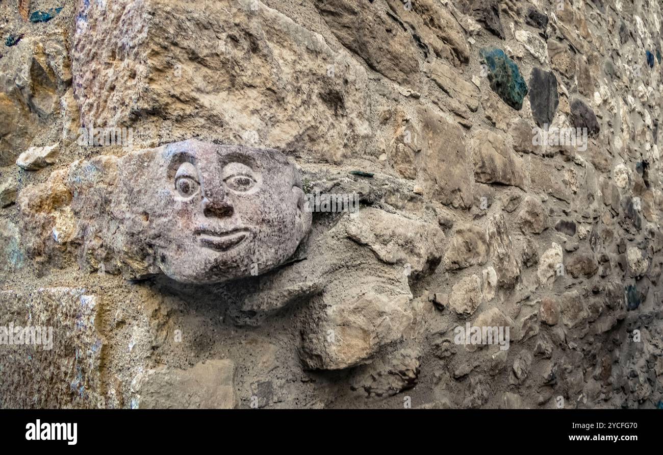 Steinmaske in Minerve. Les Plus beaux Villages de France (die schönsten Dörfer Frankreichs) Stockfoto